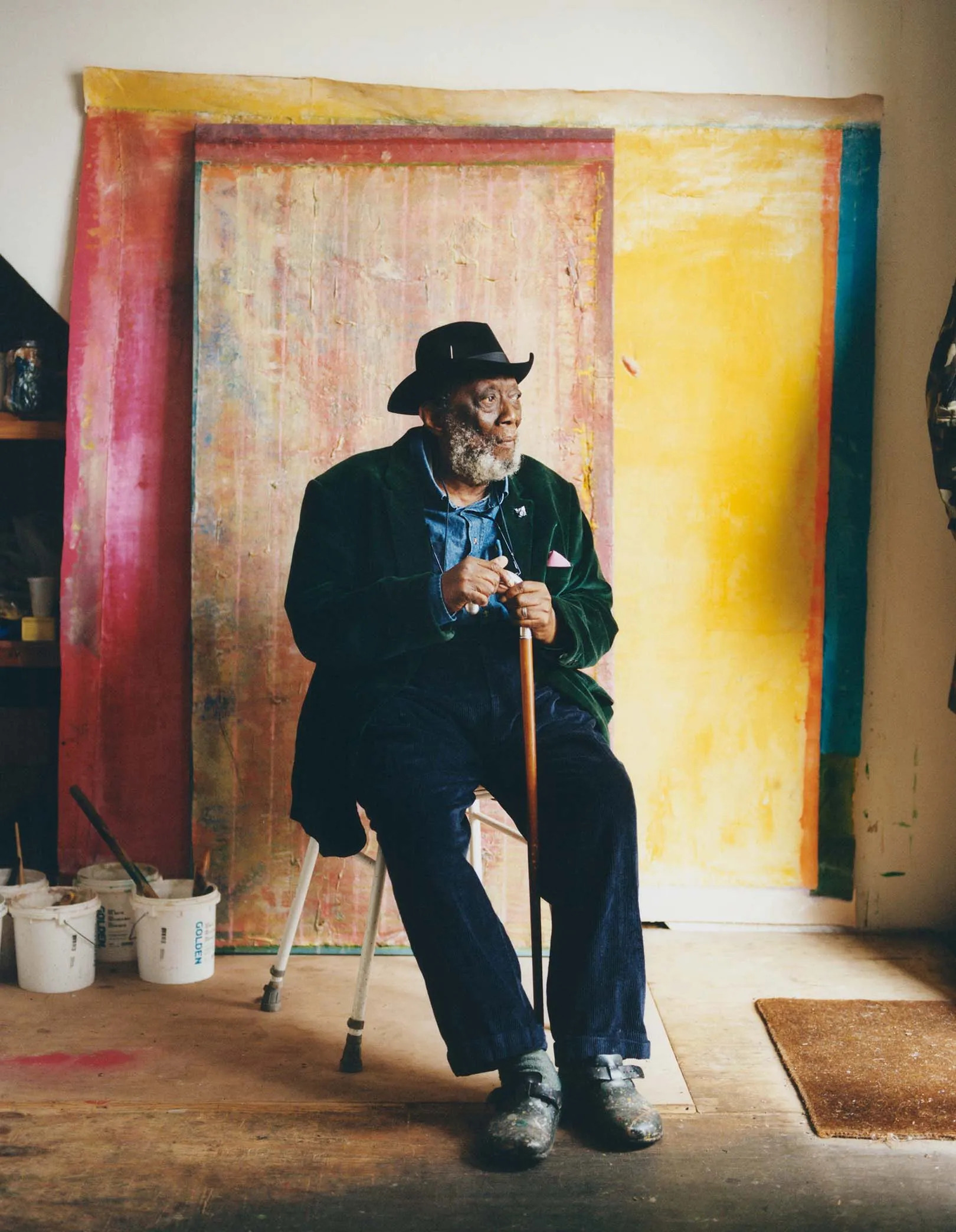 Frank Bowling photographed in his London studio by Toby Coulson (2021)